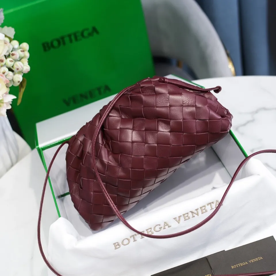 Batch 1260 Real shots👇Large plaid weaving The pouch cloud bag is the first series designed by former Celine designer Daniel Lee after joining BV. The upper body is extremely ecstatic ~ fashionable and classy ~ elegant and concise, lazy and intellectual size: 23*13*8 [Little Cloud Rough Weave#]